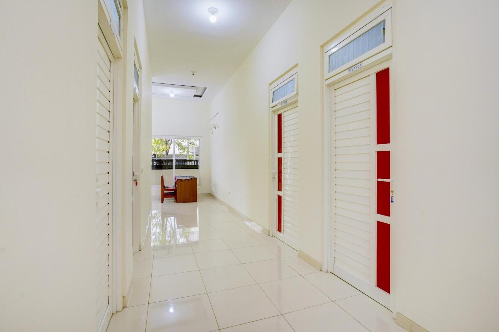Oyo 90173 Innapp Tenggilis Family Residence Surabaya Exterior foto