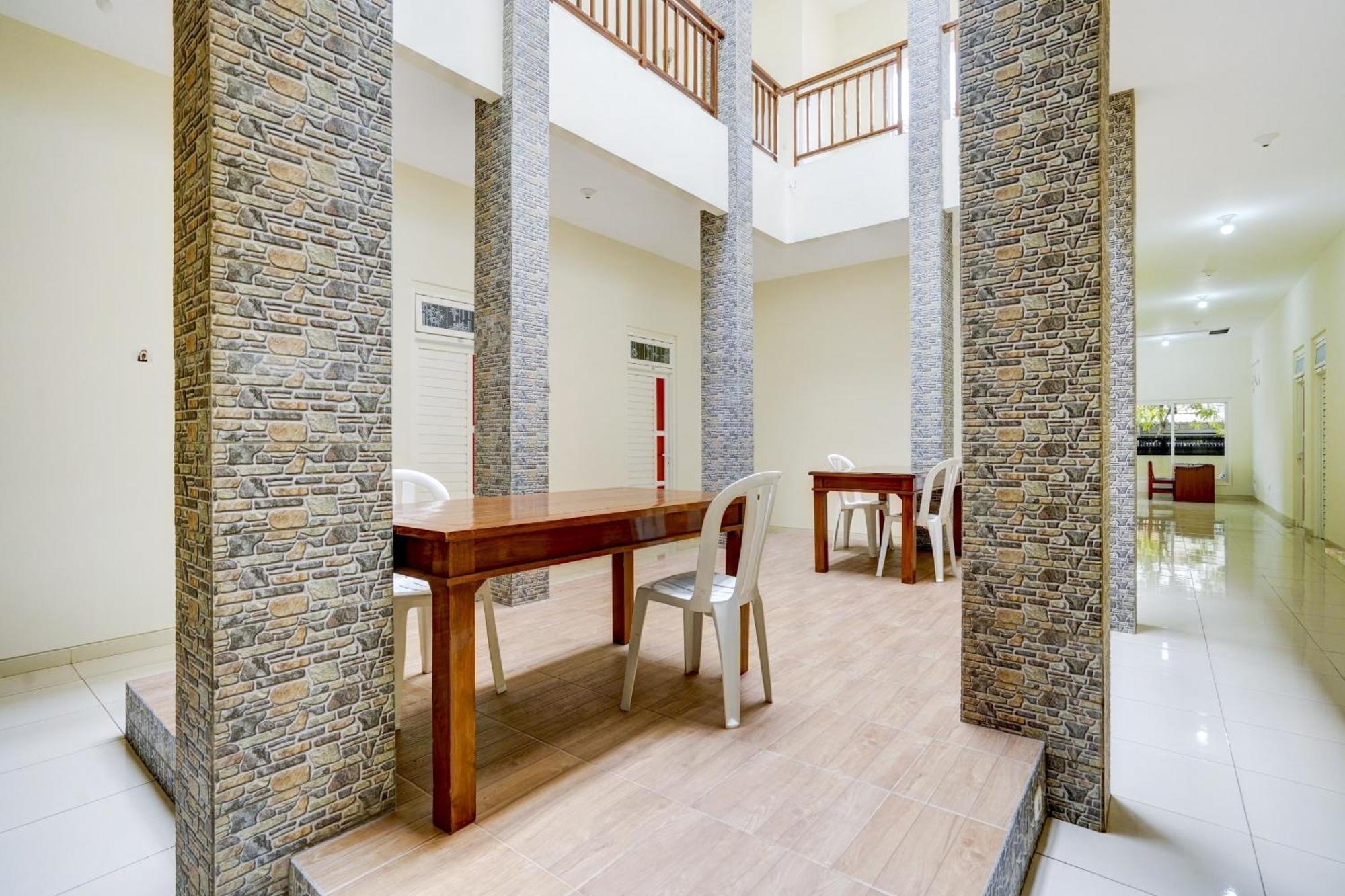 Oyo 90173 Innapp Tenggilis Family Residence Surabaya Exterior foto